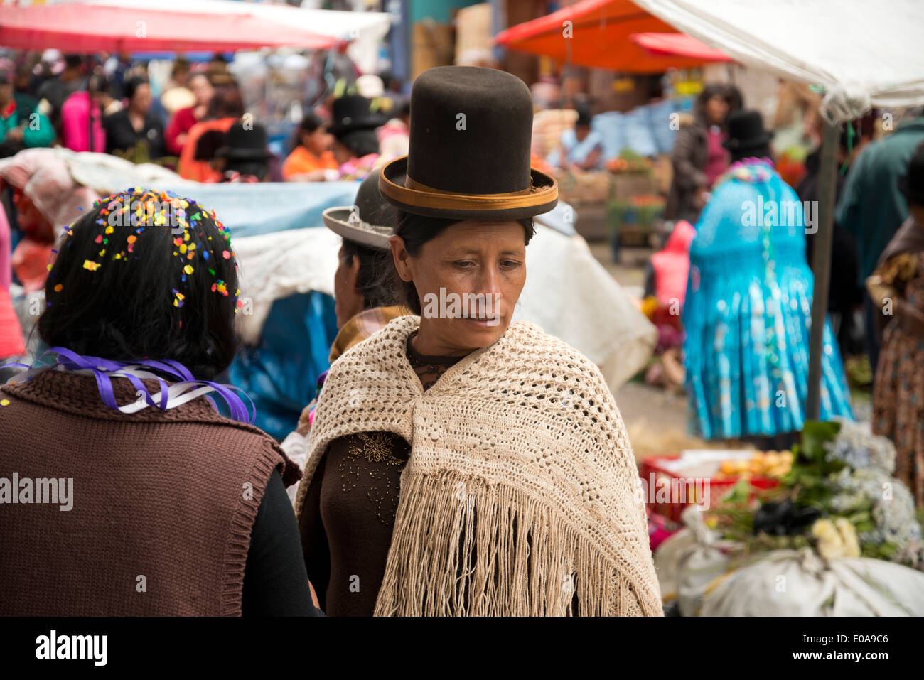Bolivianische Frau oder Cholita in auf einem Markt in La Paz, Bolivien. Stockfoto