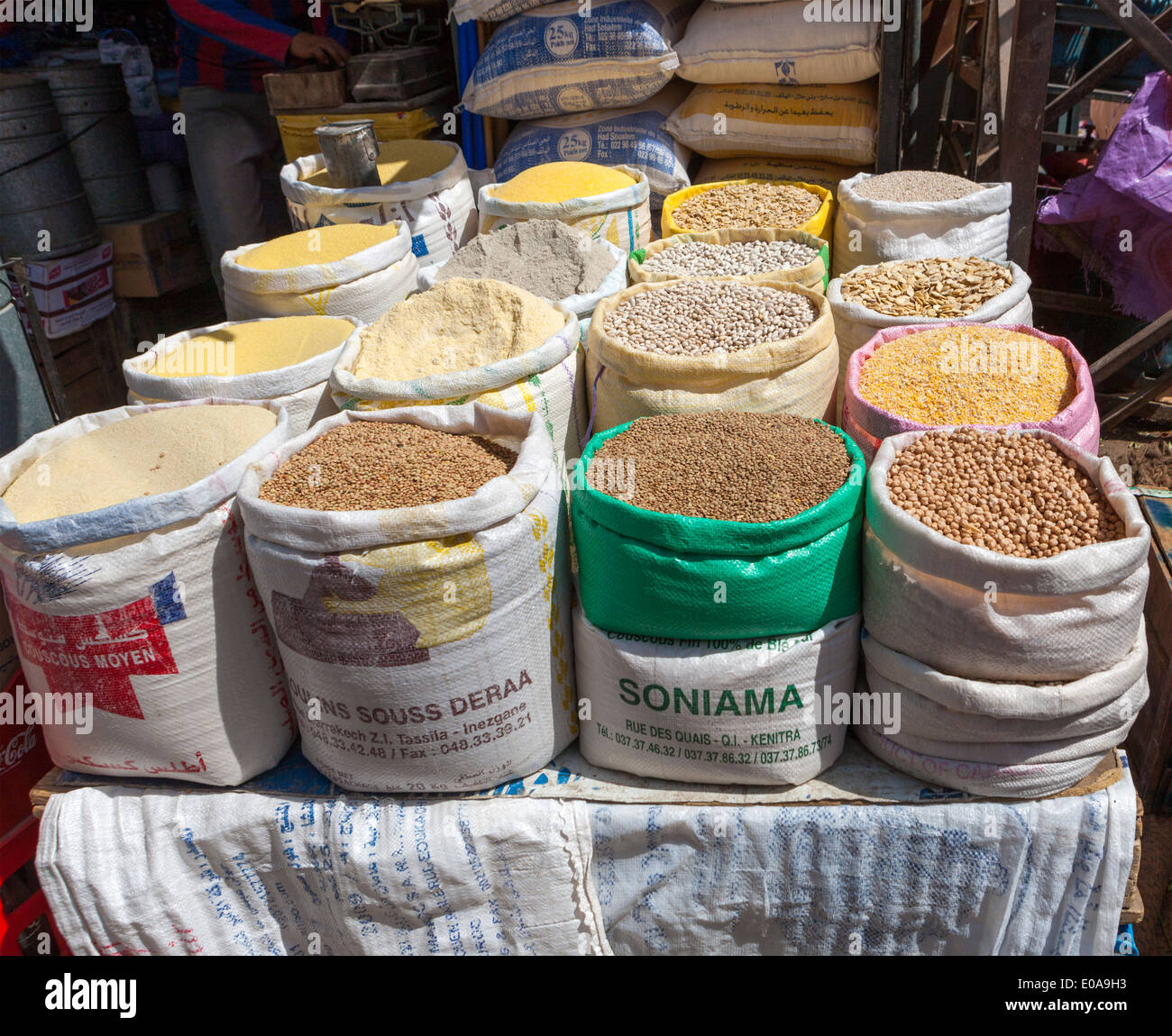 Reihen von Gewürzen für Verkauf, Medina, Marrakesch, Marokko, Nordafrika. Stockfoto