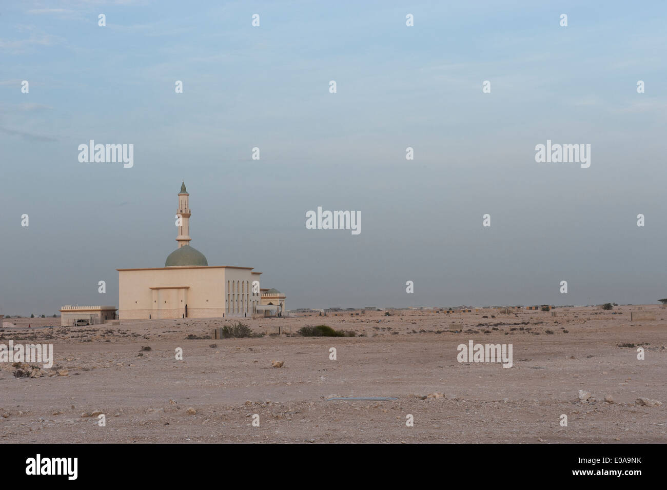 Wüste-Moschee im Abendlicht. Umm Salal Mohammed, Doha, Katar Stockfoto