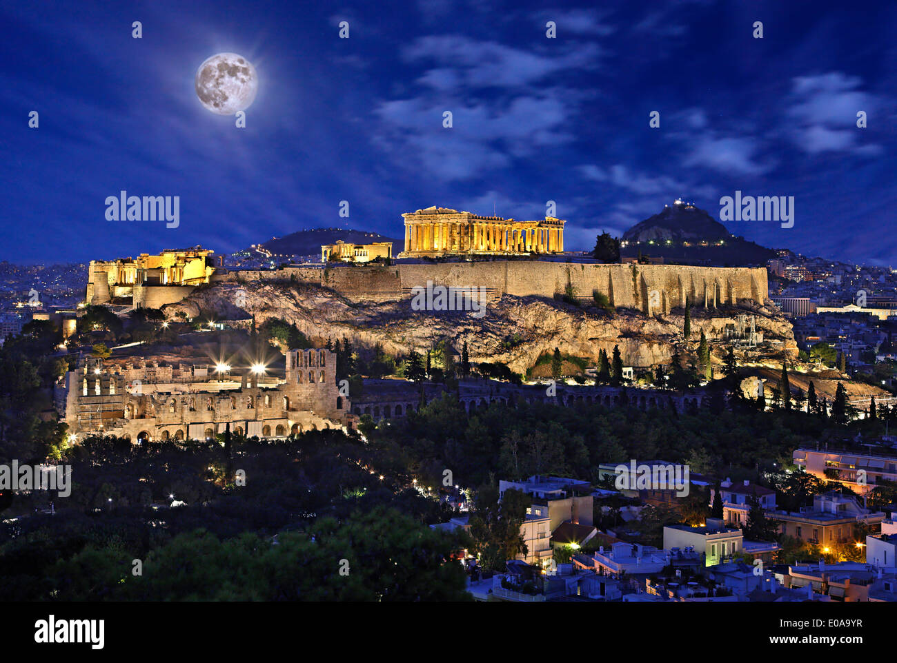 Vollmond über dem heiligen Felsen der Akropolis, Athen, Attika, Griechenland. Stockfoto