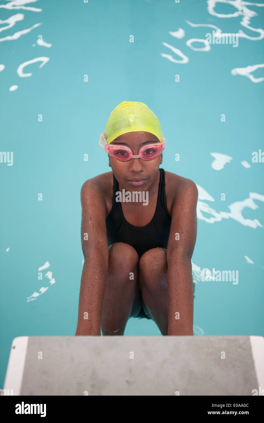 Porträt von zuversichtlich Schulmädchen Schwimmer am Pool Stockfoto