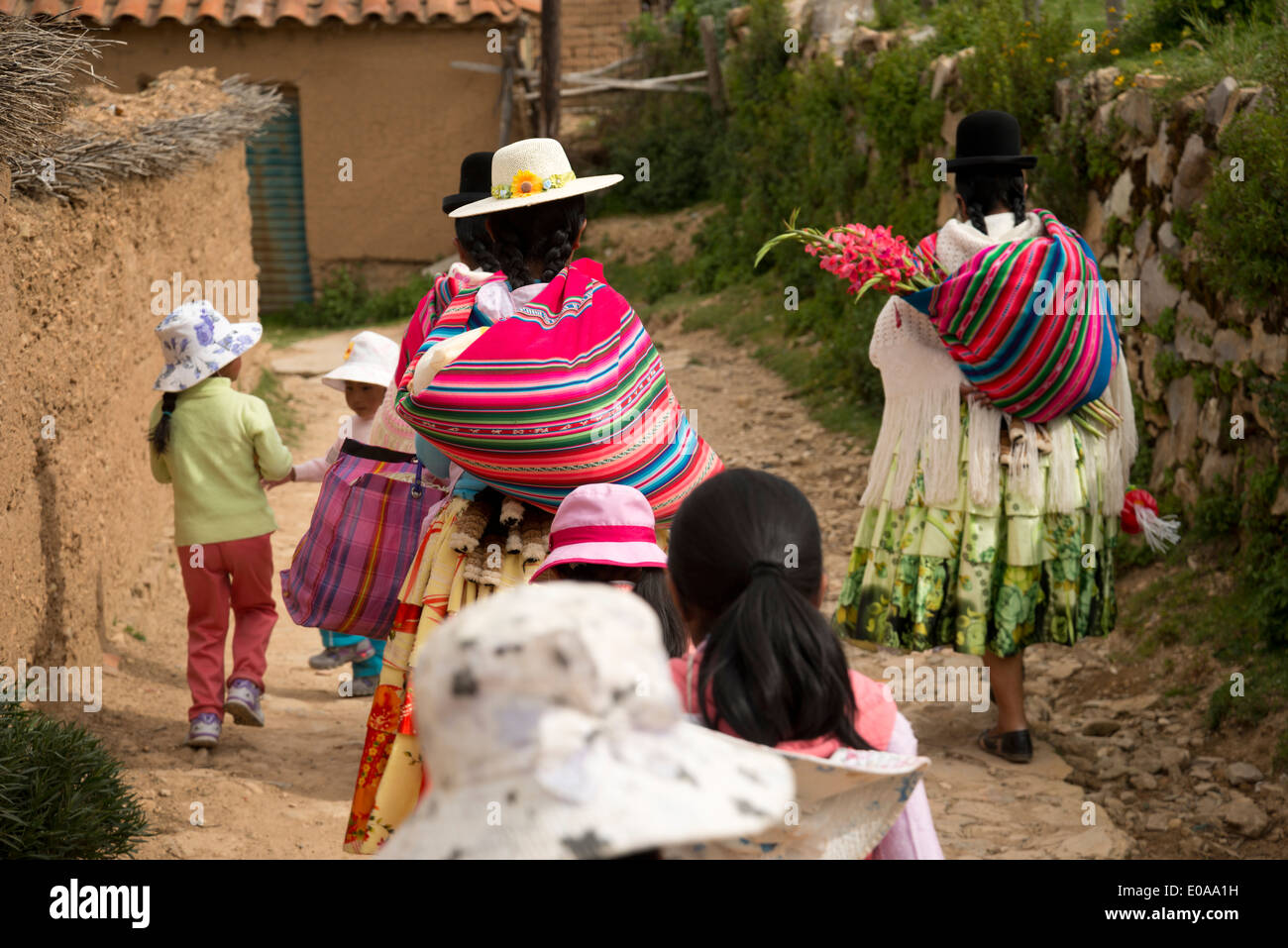 Bolivianische Frauen und Mädchen zu Fuß auf einem Weg auf der Isla del Sol, Titicacasee, Bolivien Stockfoto