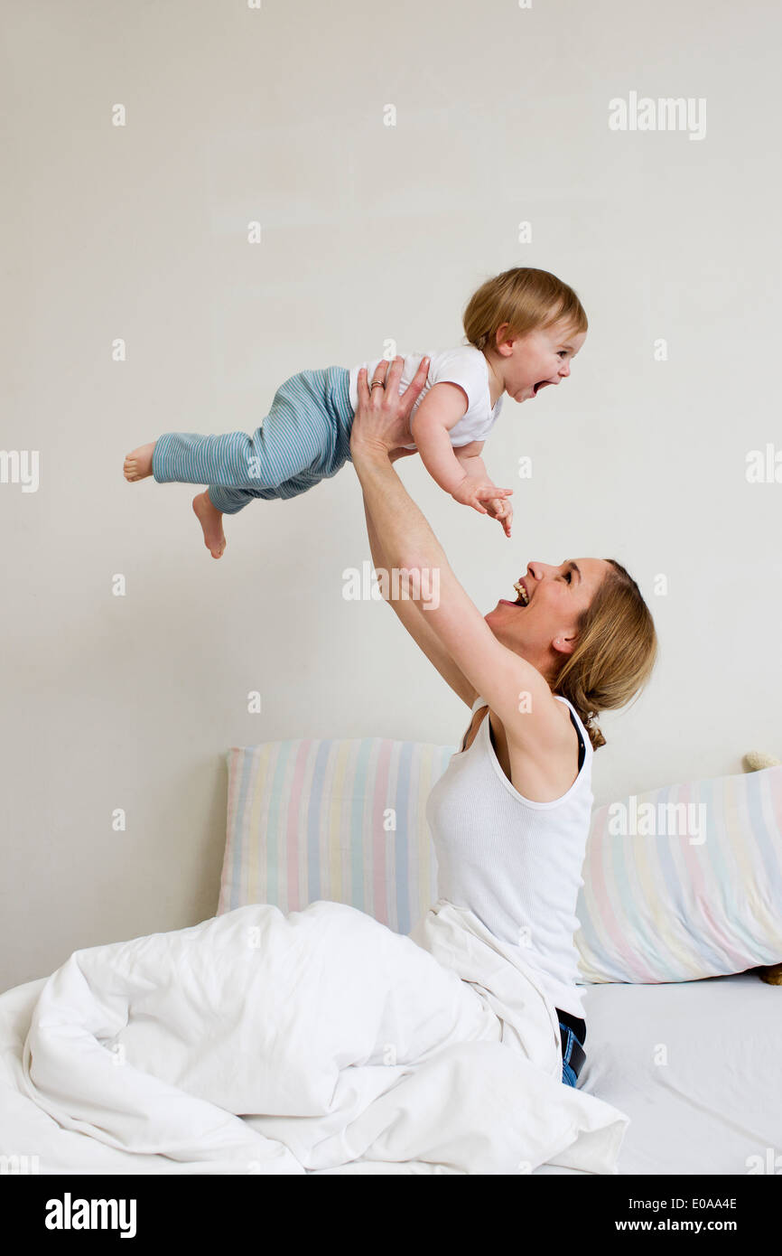 Porträt von Mitte Erwachsene Frau hält ihr einjähriges Babymädchen Stockfoto