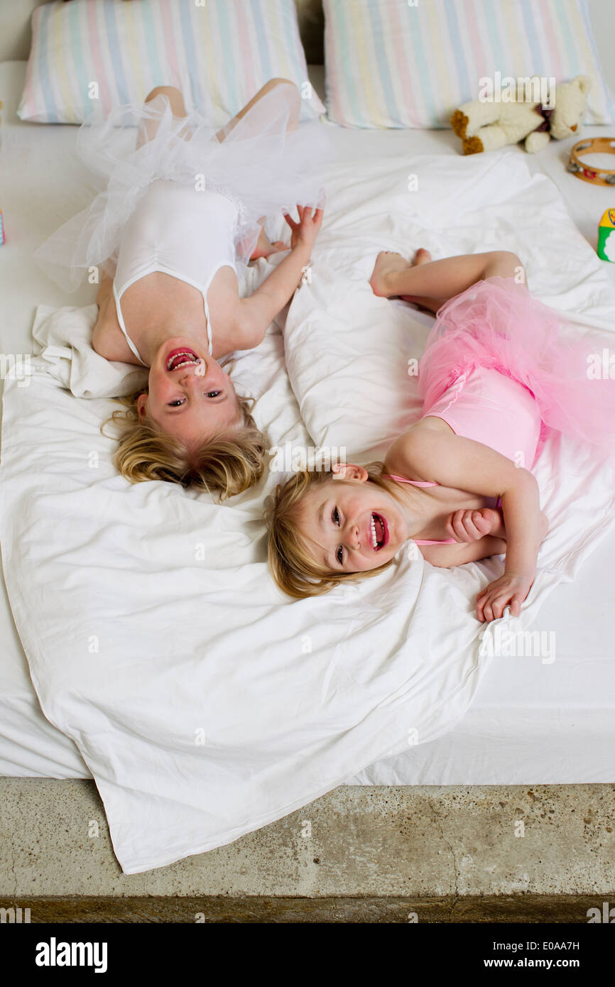 Porträt von zwei jungen Schwestern spielen auf Bett Stockfoto