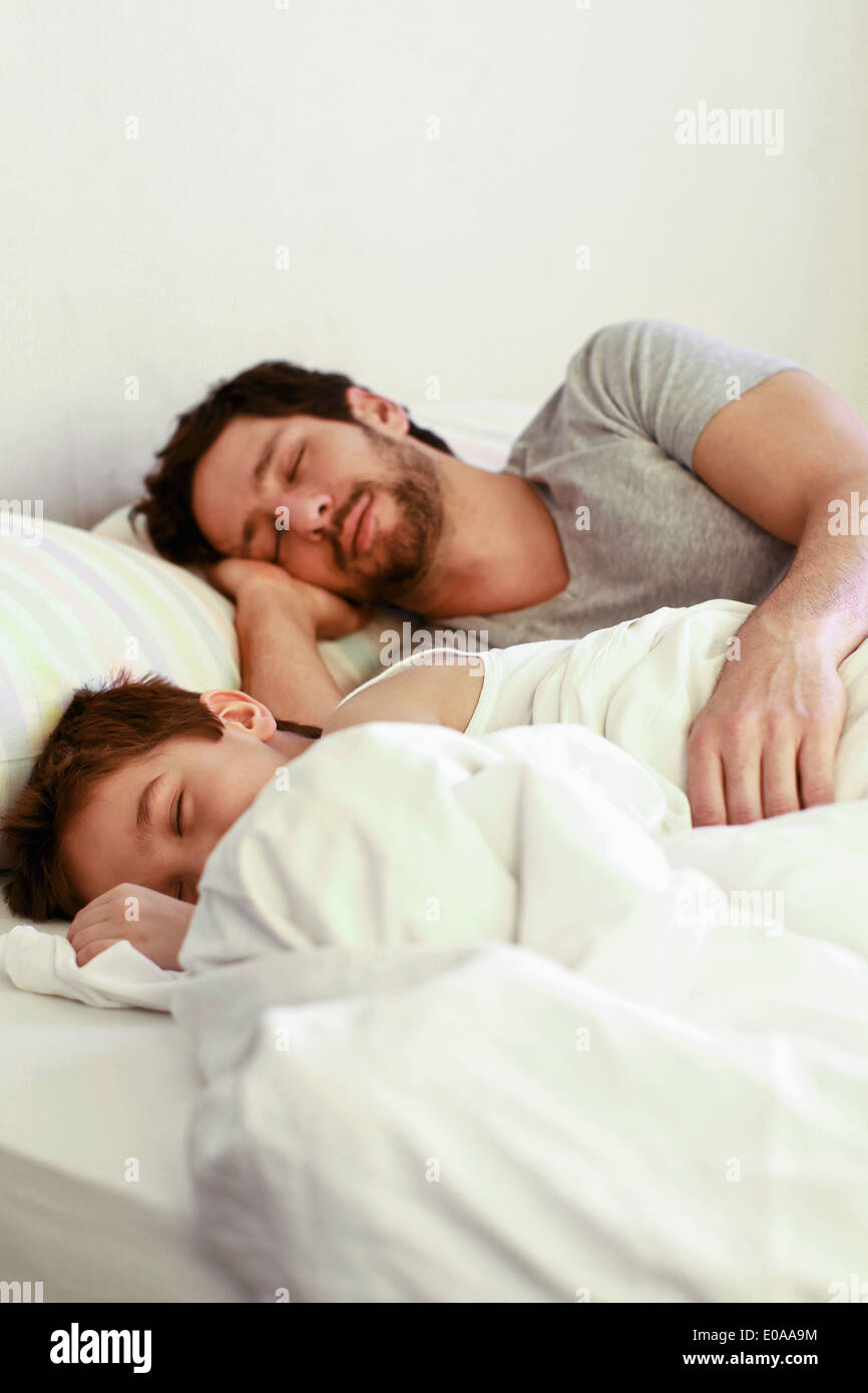 Vater und seinem kleinen Sohn im Bett Stockfoto