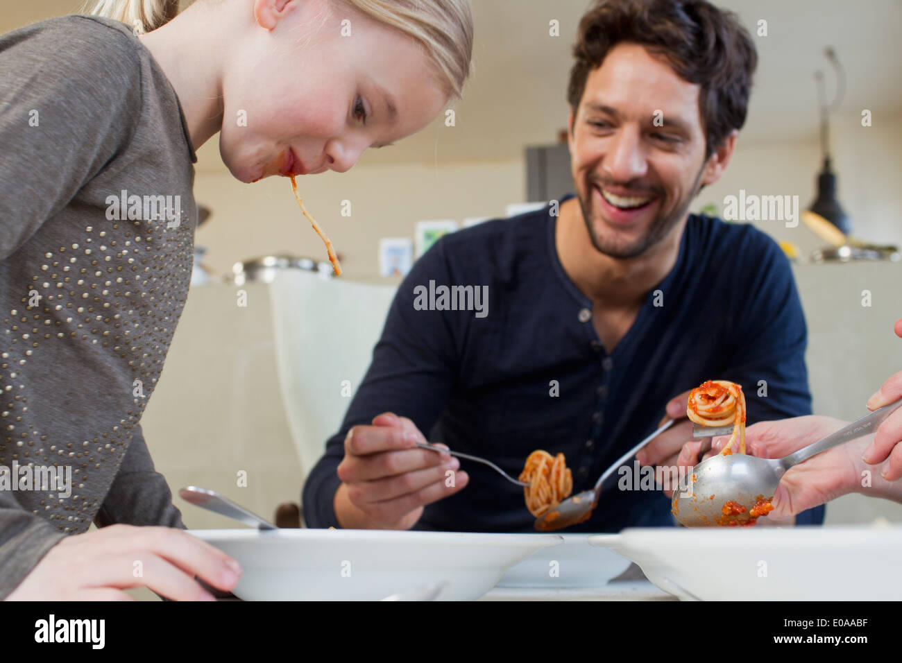 Mitte erwachsener Mann und Familie Essen spaghetti Stockfoto