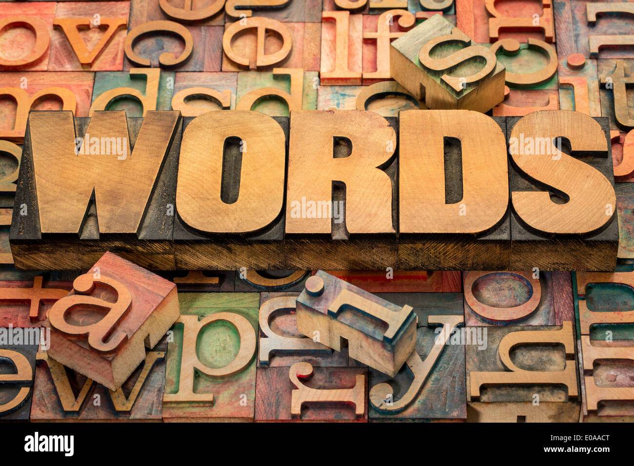 Wörter-Text in Holzart vor Hintergrund der Buchdruck Druckstöcke Stockfoto