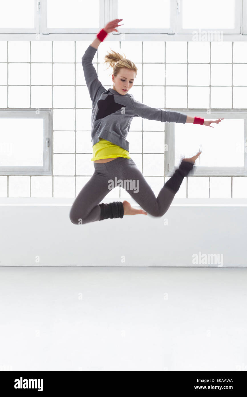 Junge Frau im Gymnasium springen Stockfoto
