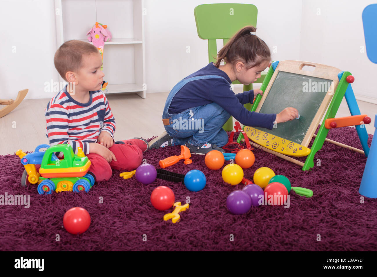 Kinder spielen im Zimmer Stockfoto