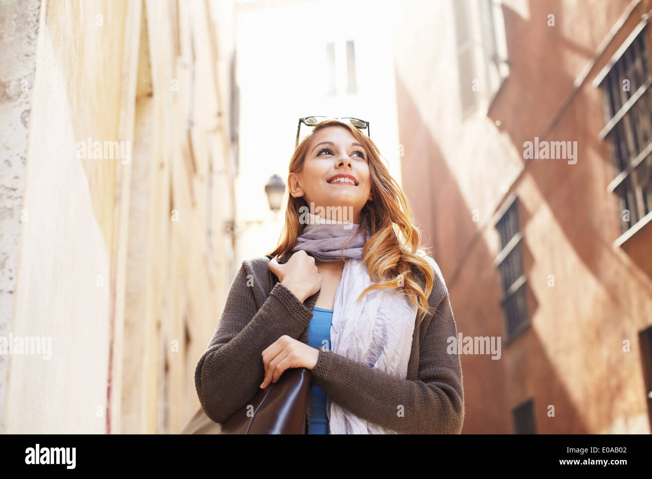 Junge Frau erkunden Sie Straßen, Rom, Italien Stockfoto