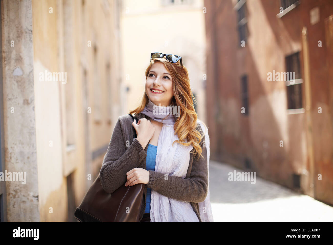 Junge anspruchsvolle Frau erkunden Sie Straßen, Rom, Italien Stockfoto