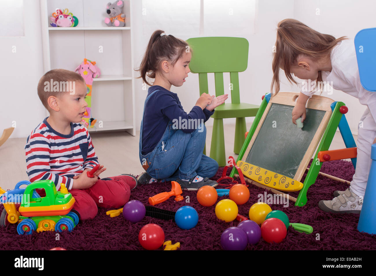 Kinder spielen im Zimmer Stockfoto