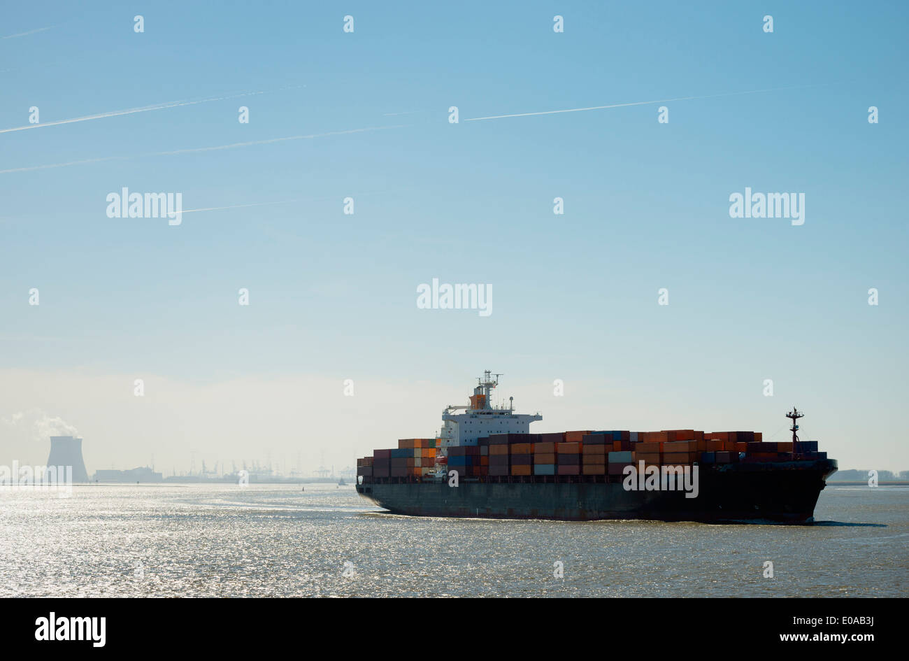 Container-Schiff verlassen Hafen Antwerpen, Belgien Stockfoto