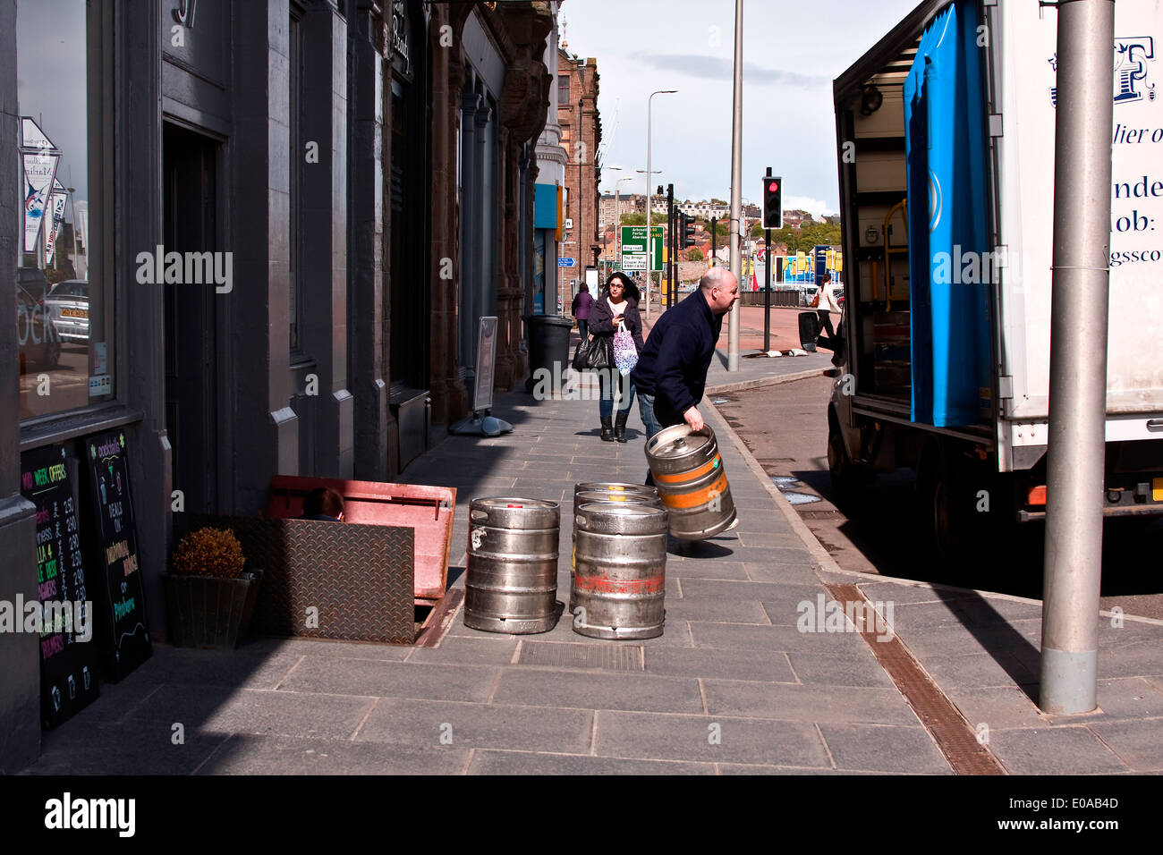 Arbeiter laden leer Aluminium LKW Bierfässer auf einer Lieferung vor einem schottischen Pub in Dundee, Großbritannien Stockfoto