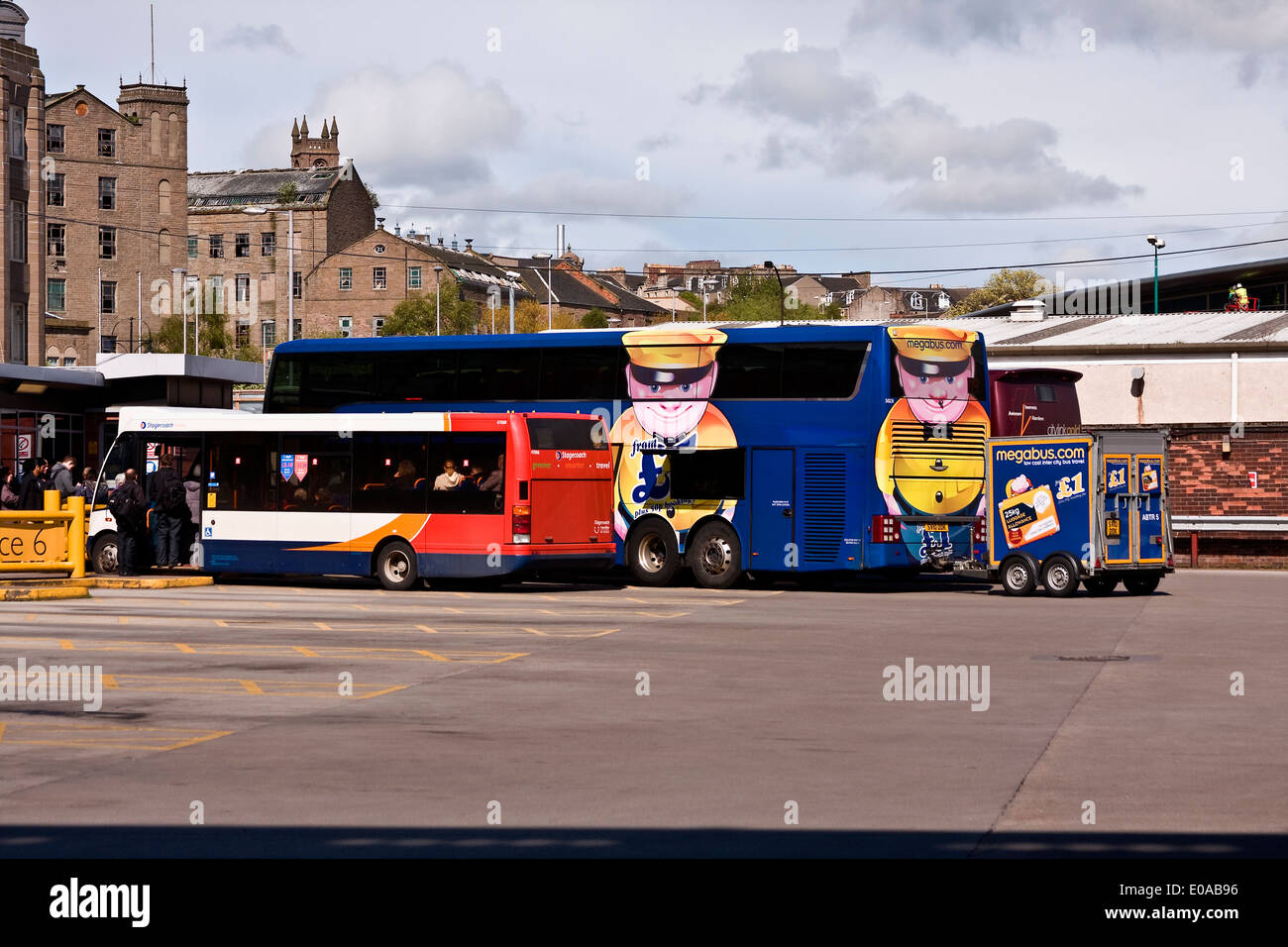 Fluggästen, die einen kleinen Strathtay Postkutsche und Mega-Busse geparkt am Busbahnhof Stadtzentrum Seagate in Dundee, Großbritannien Stockfoto