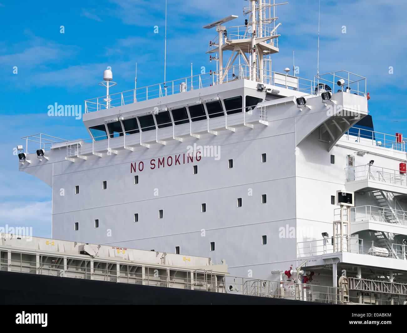 Cargo Schiff vor Anker im Hafen, Seitenansicht des Schiffs Überbau Stockfoto