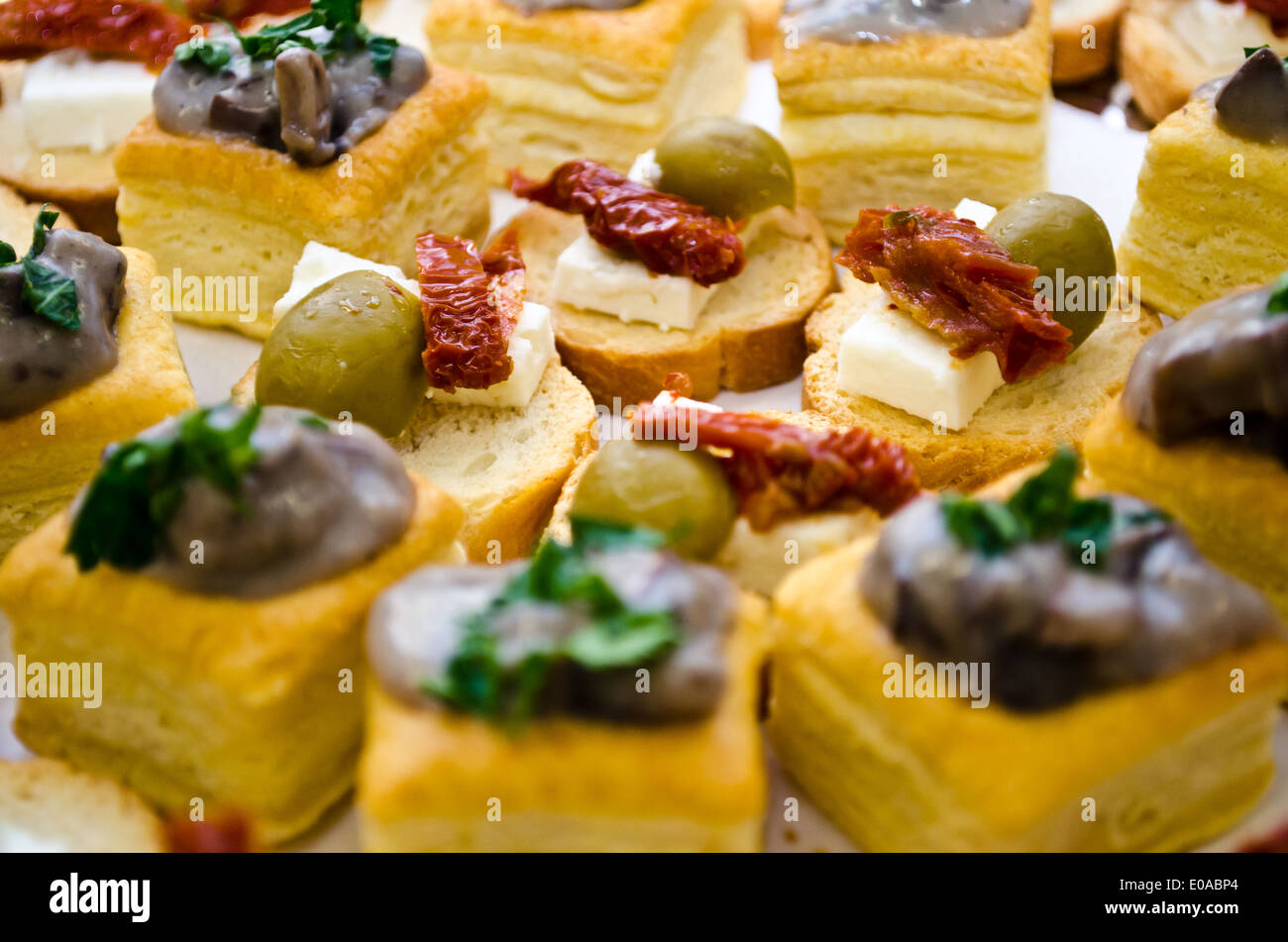 Hors d ' Oeuvre mit Pilz und sonnengetrockneten Tomaten mit Ziegenkäse und Oliven Stockfoto