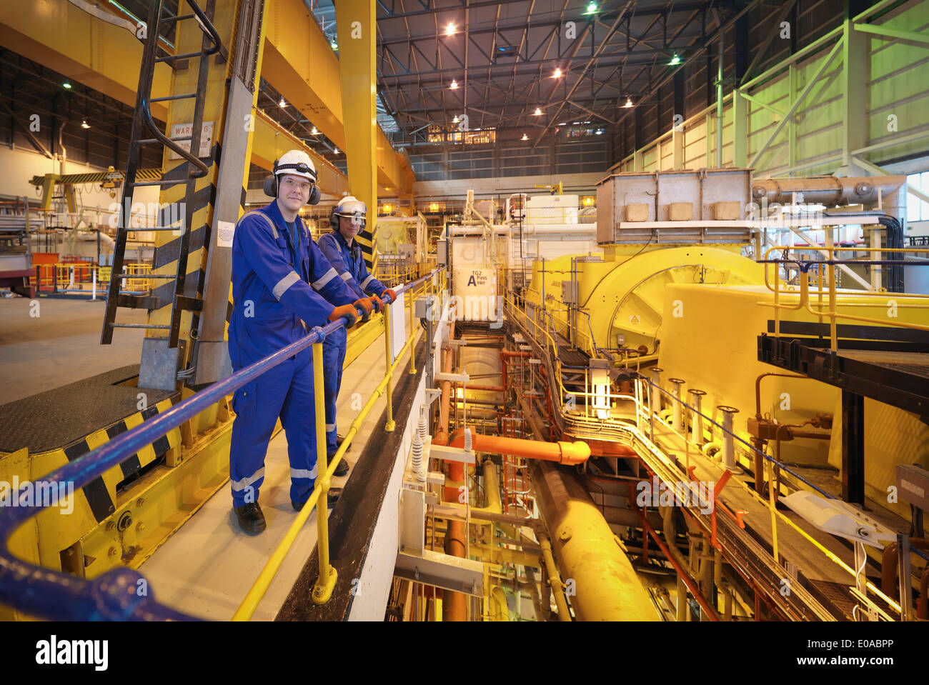 Porträt von Arbeitnehmern in der Turbinenhalle des Kraftwerks Stockfoto