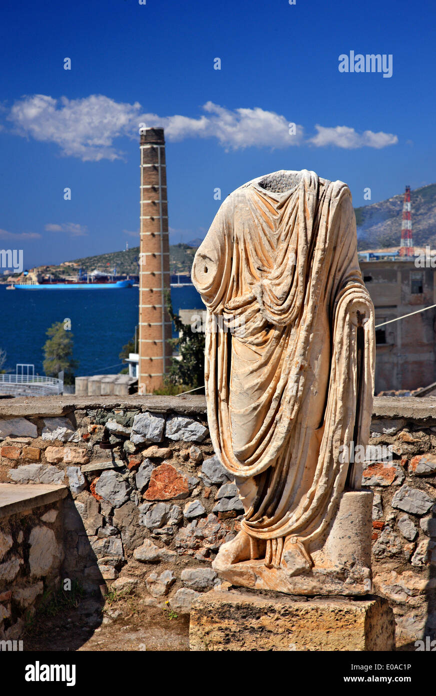 Antike griechische Statue auf der Werft von dem archäologischen Museum von Eleusis (Elefsina), Attika, Griechenland. Stockfoto