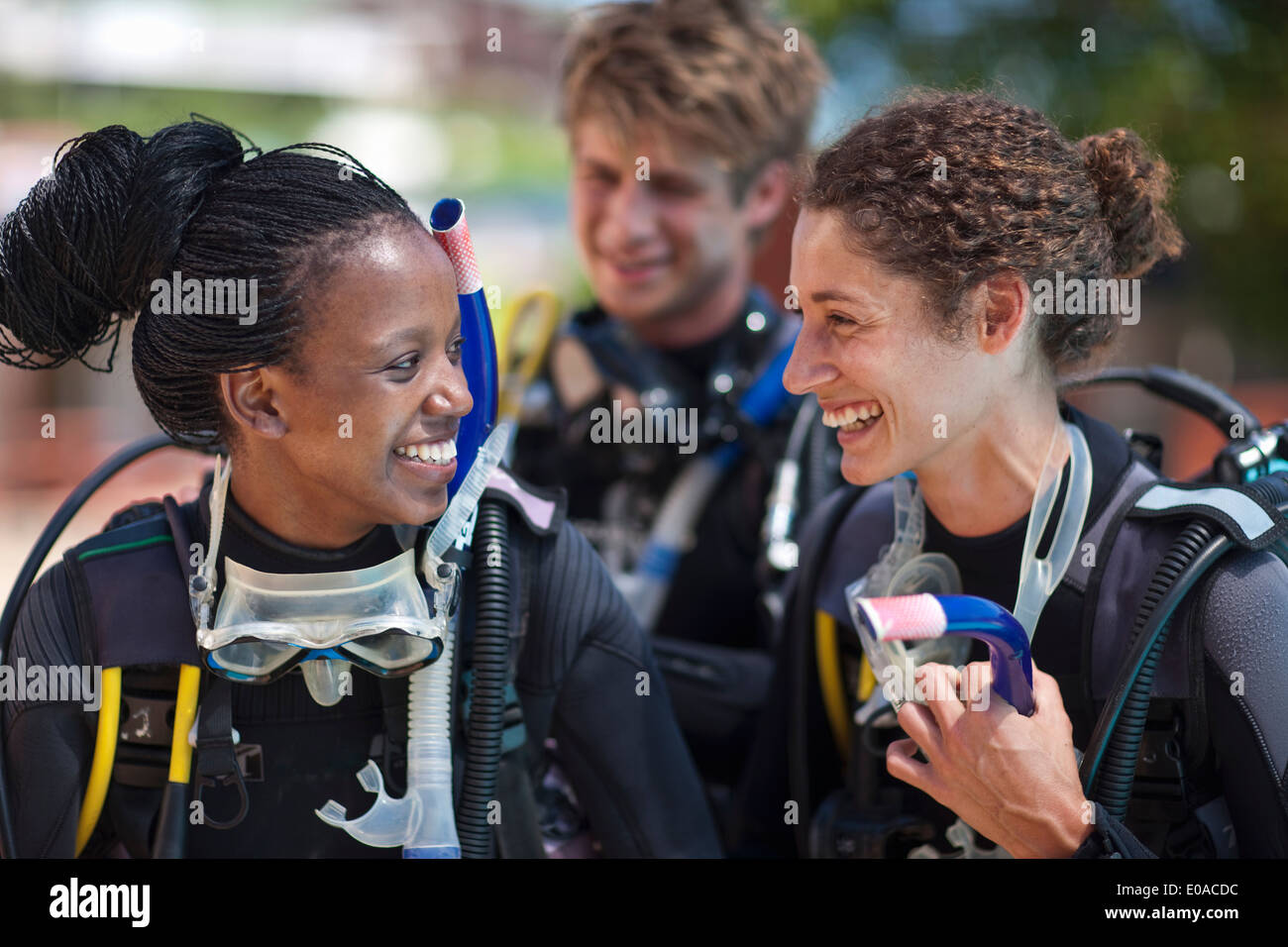 Drei junge Erwachsene Taucher Pool Praxis vorbereiten Stockfoto