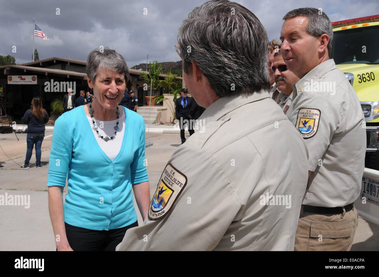 US-Innenminister Sally Jewell spricht mit Wildnis Feuerwehrleute während eines Besuchs in Cal Fire Sitz das möglicherweise noch nie da gewesenen Wildfire Staffel 7. Mai 2014 in San Diego, CA hervorheben. Stockfoto