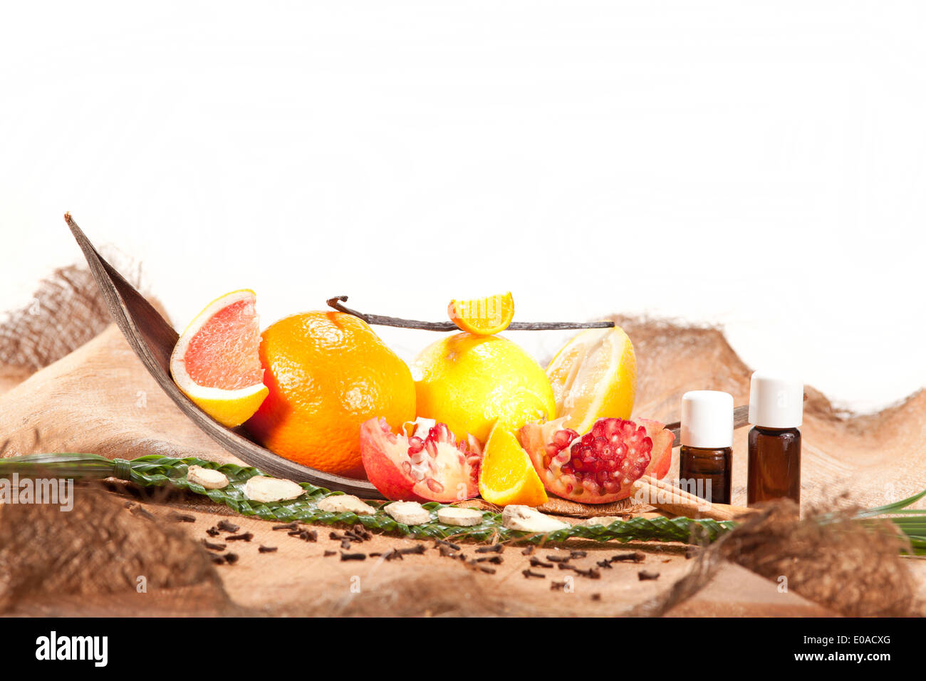 Komposition mit Zitrusfrüchten Gewürze und Granatapfelkernen Stockfoto