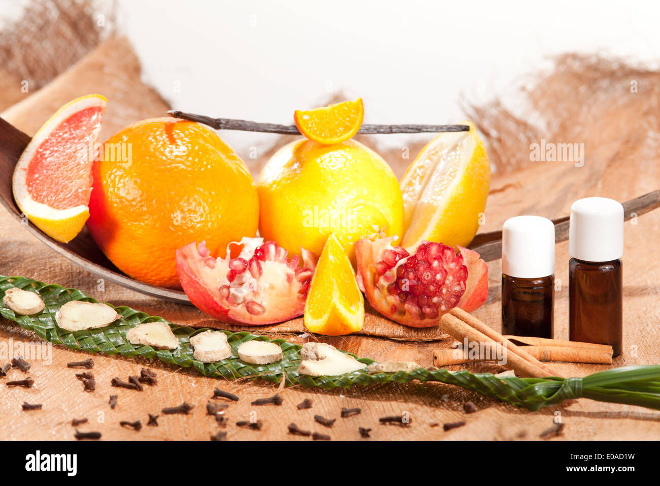 Komposition mit Zitrusfrüchten Gewürze und Granatapfelkernen Stockfoto