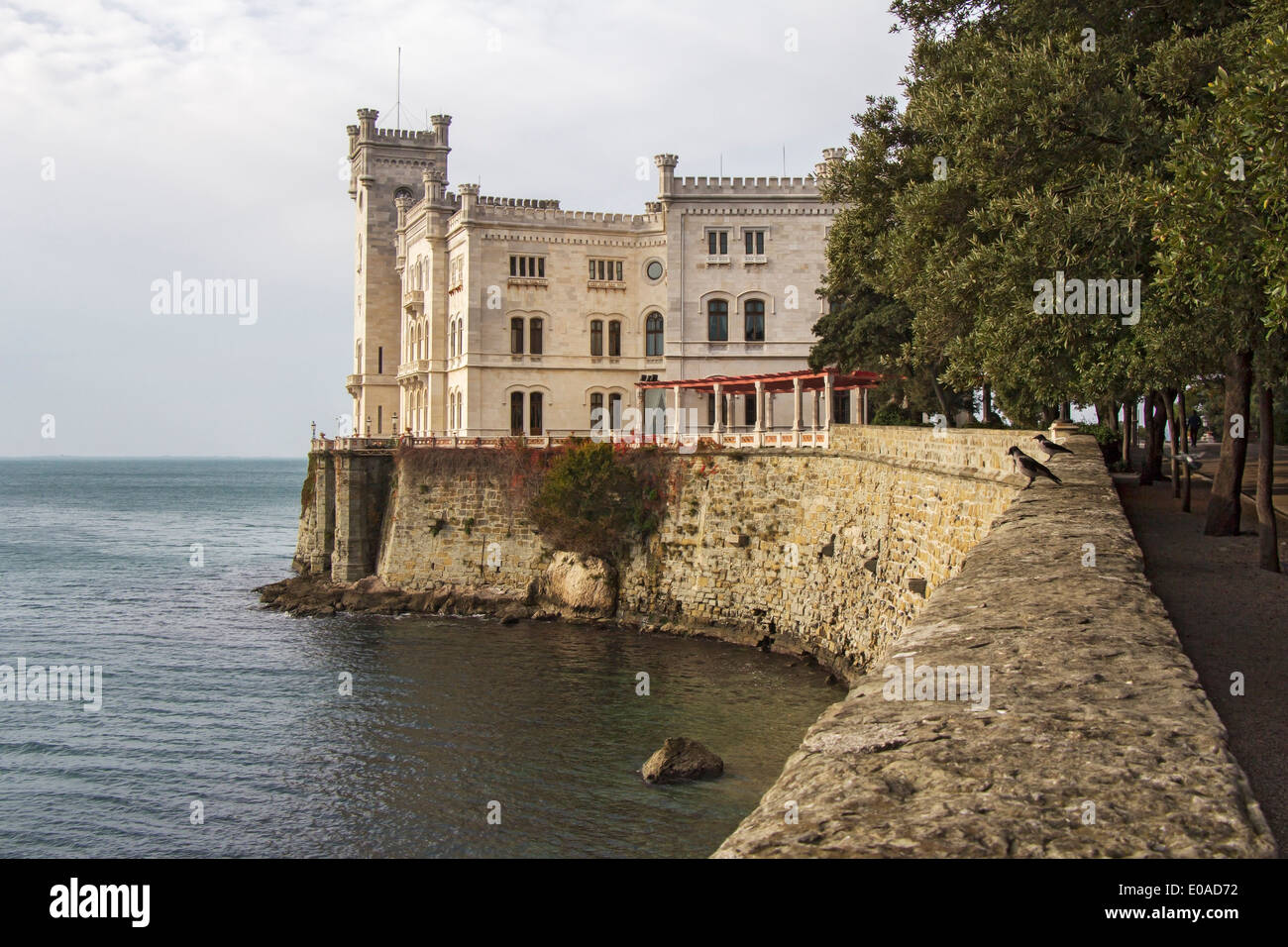 Das Schloss Miramare in Triest, ein 19. Jahrhundert Schloss aus weißem Stein Stockfoto Das Schloss Miramare in Triest, ein 19. Jahrhundert Schloss aus weißem Stein Stockfoto