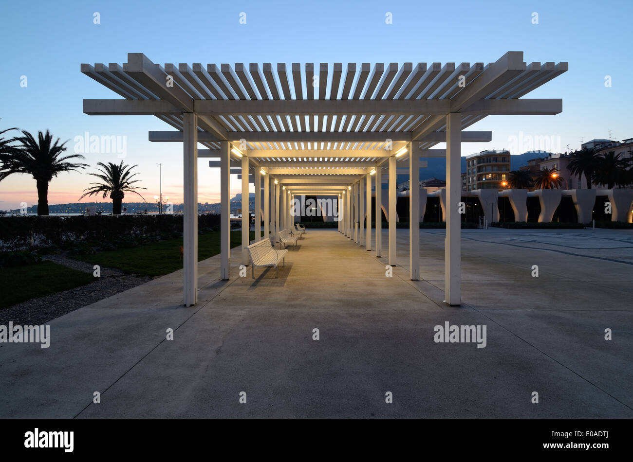 Pergola & Bank in der Abenddämmerung auf der Strandpromenade oder Promenade du Soleil Menton Alpes-Maritimes Frankreich Stockfoto