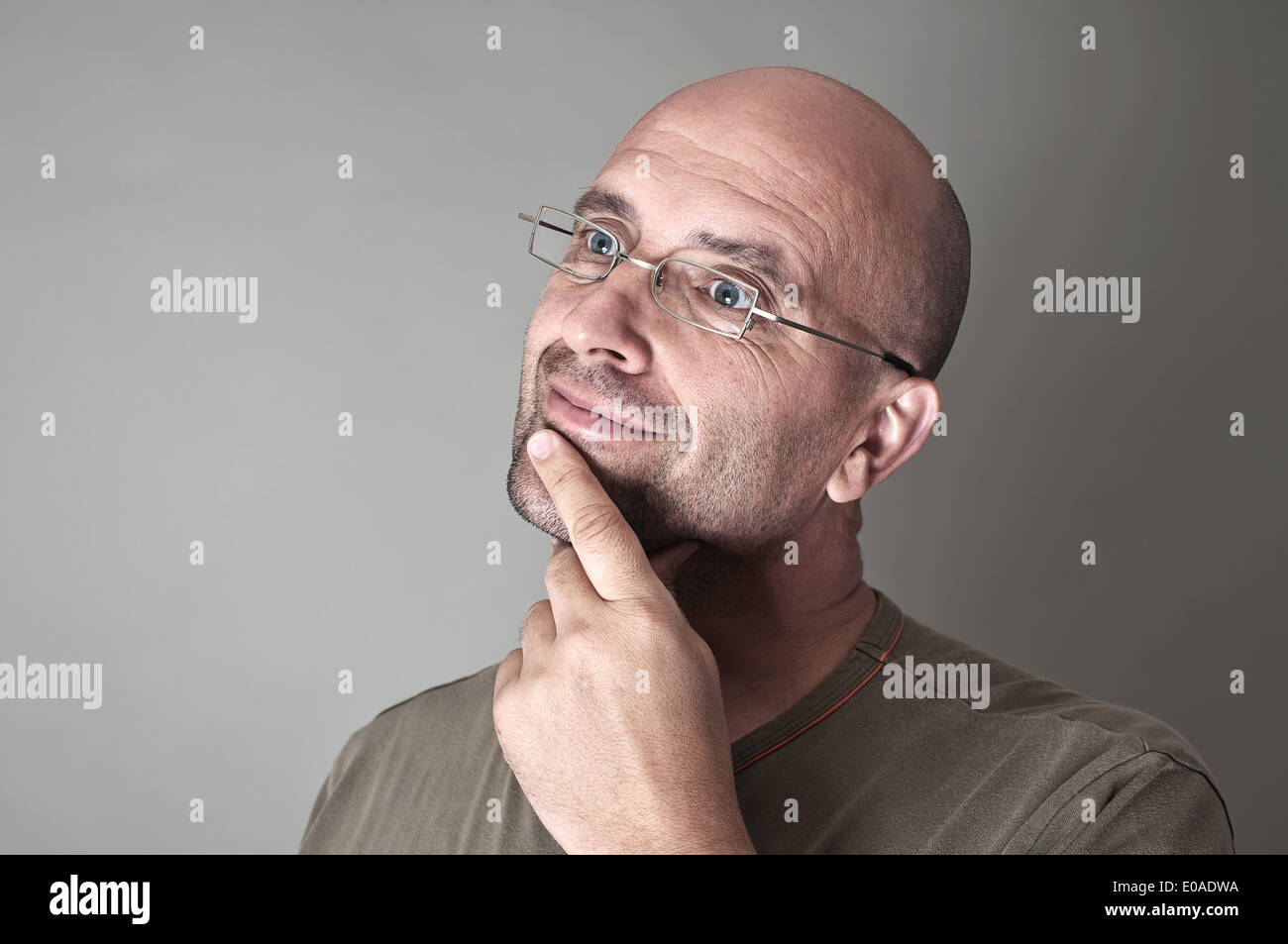 Mann in Gedanken versunken Stockfoto