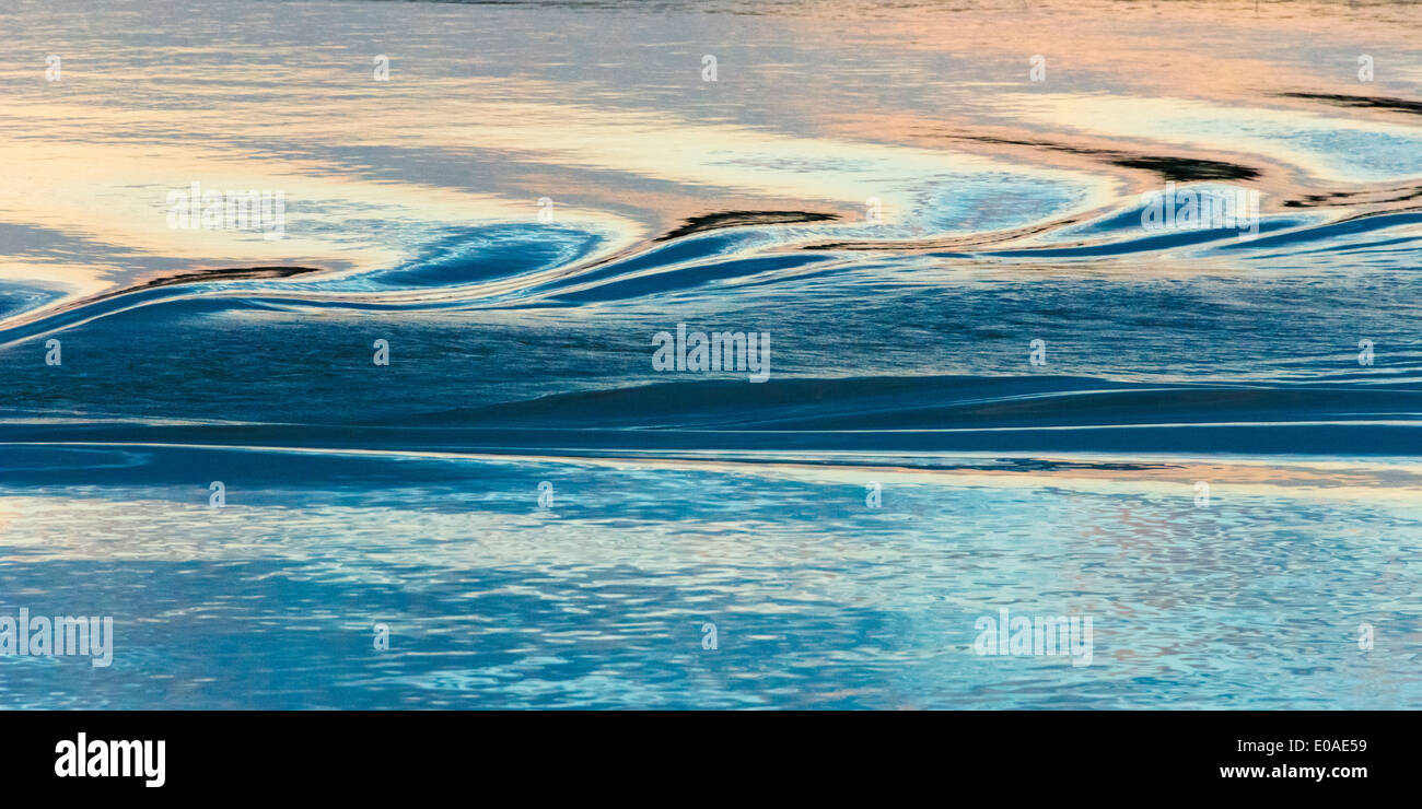 Wellen auf Kaladan Fluss bei Sonnenuntergang, Sittwe, Rakhine State in Myanmar Stockfoto