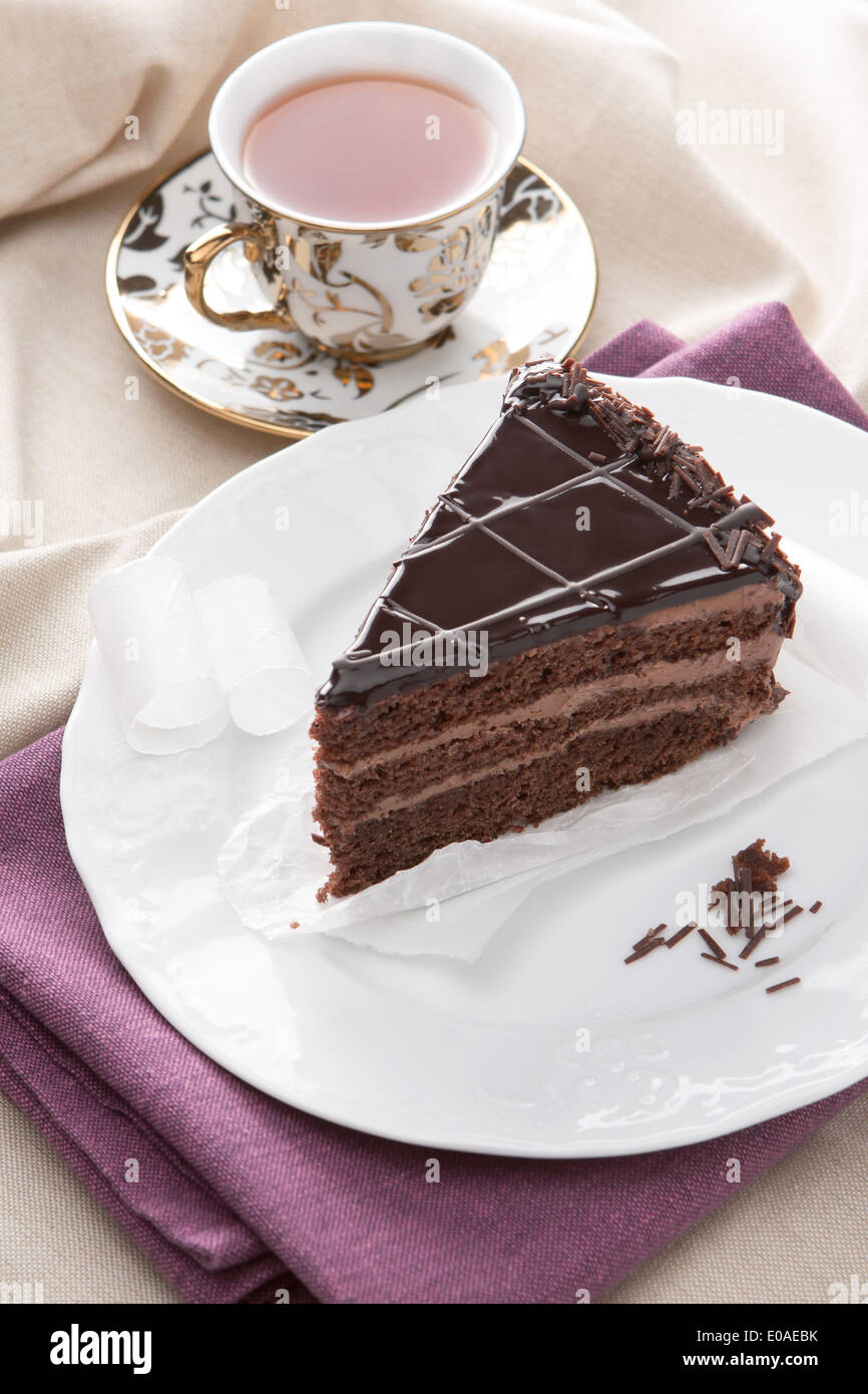 Köstlicher Schokoladenkuchen und Tee Stockfoto