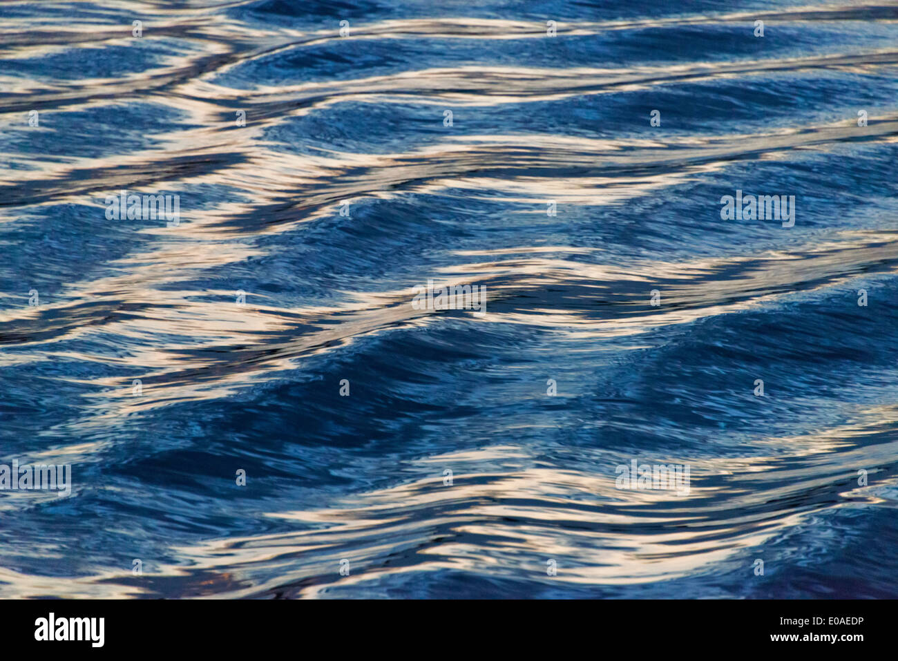 Wellen auf Kaladan Fluss bei Sonnenuntergang, Sittwe, Rakhine State in Myanmar Stockfoto