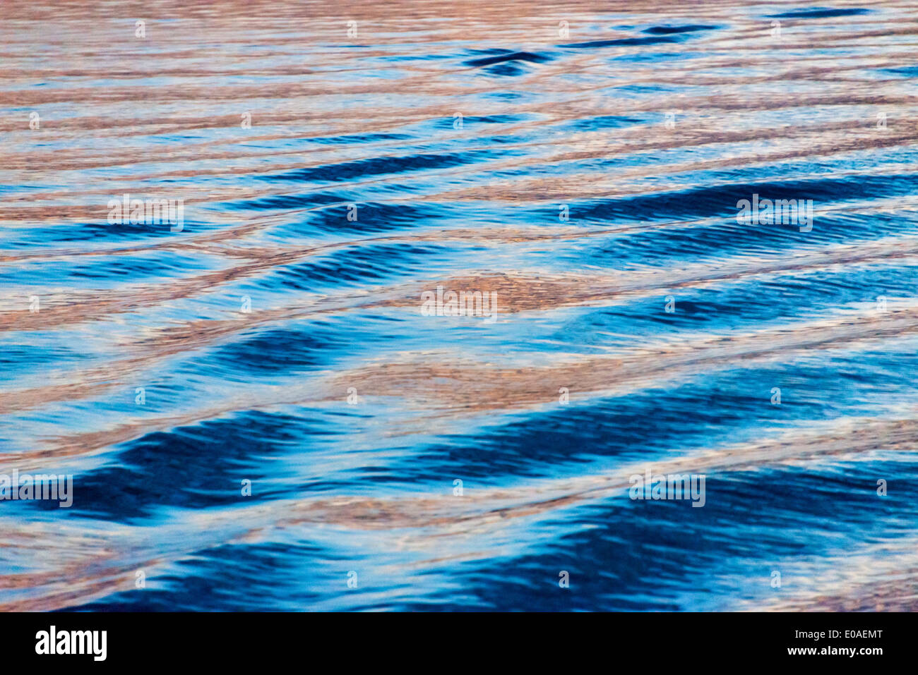 Wellen des Kaladan Fluss bei Sonnenuntergang, Sittwe, Rakhine State in Myanmar Stockfoto