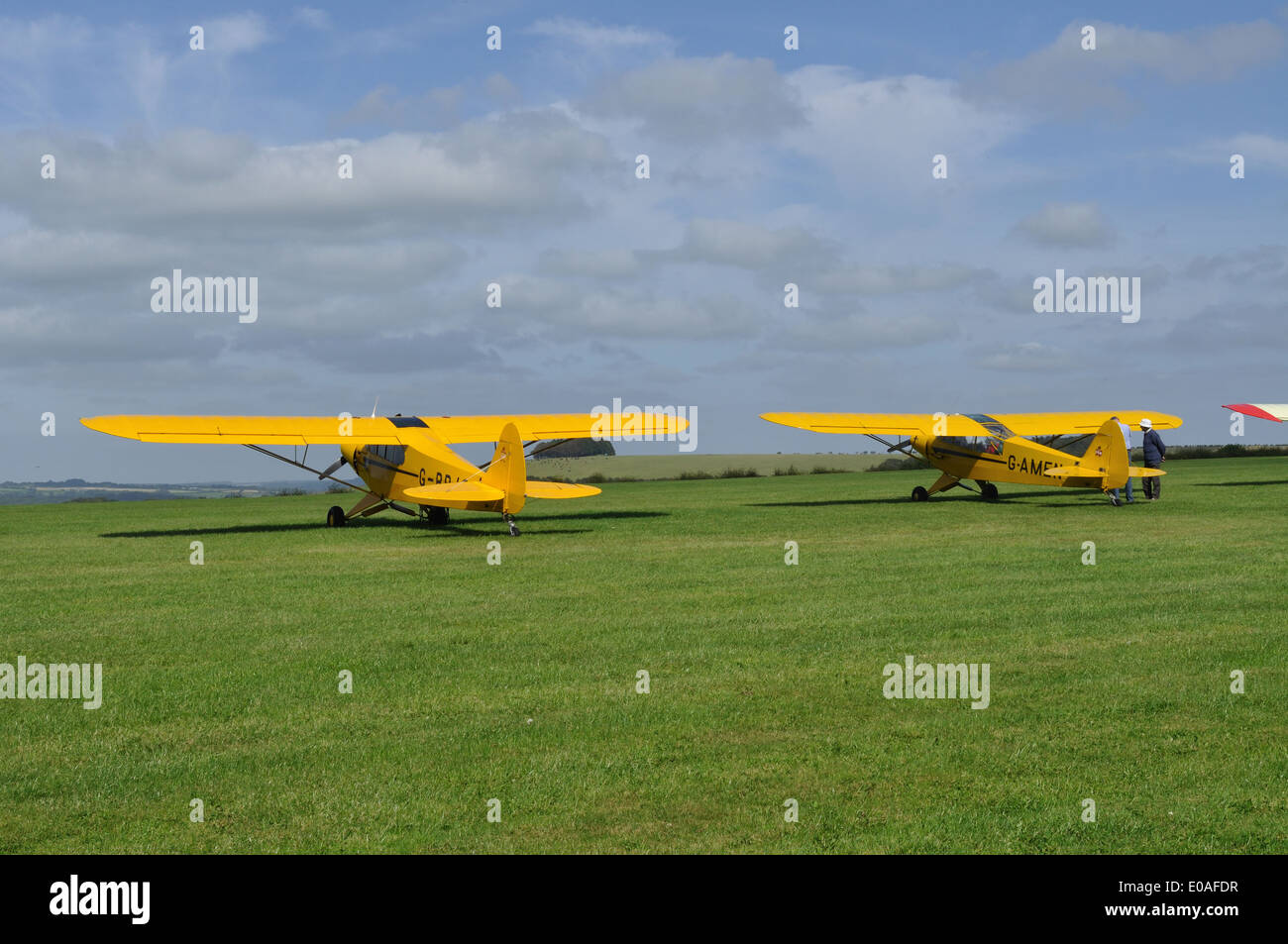 1965-Piper Super Cub PA-18-150 G-BPJG und 1952 Piper L - 18C Super Cub G-AMEN Compton Abbas Airfield, Dorset. Stockfoto
