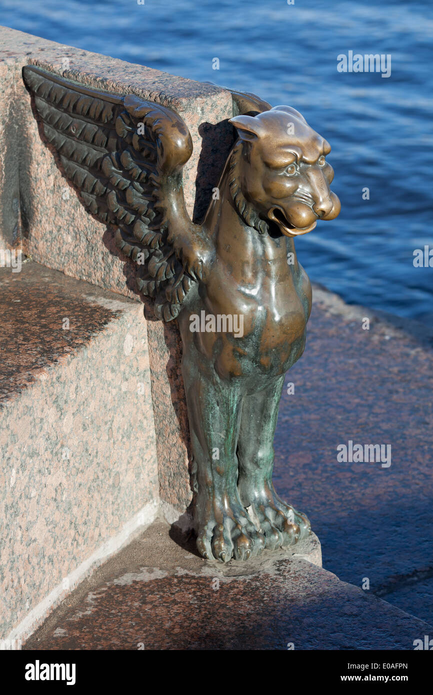 Bronze-Skulptur des Griffin am Ufer des Flusses Newa in St. Petersburg Universität Stockfoto