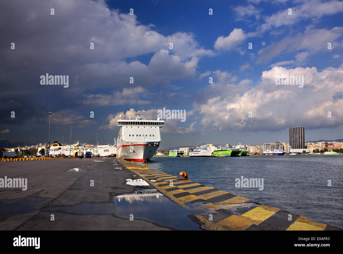 Im Hafen von Piräus, Griechenlands größter Hafen (und eines der größten in Europa), "Tor" zu den Inseln der Ägäis Stockfoto