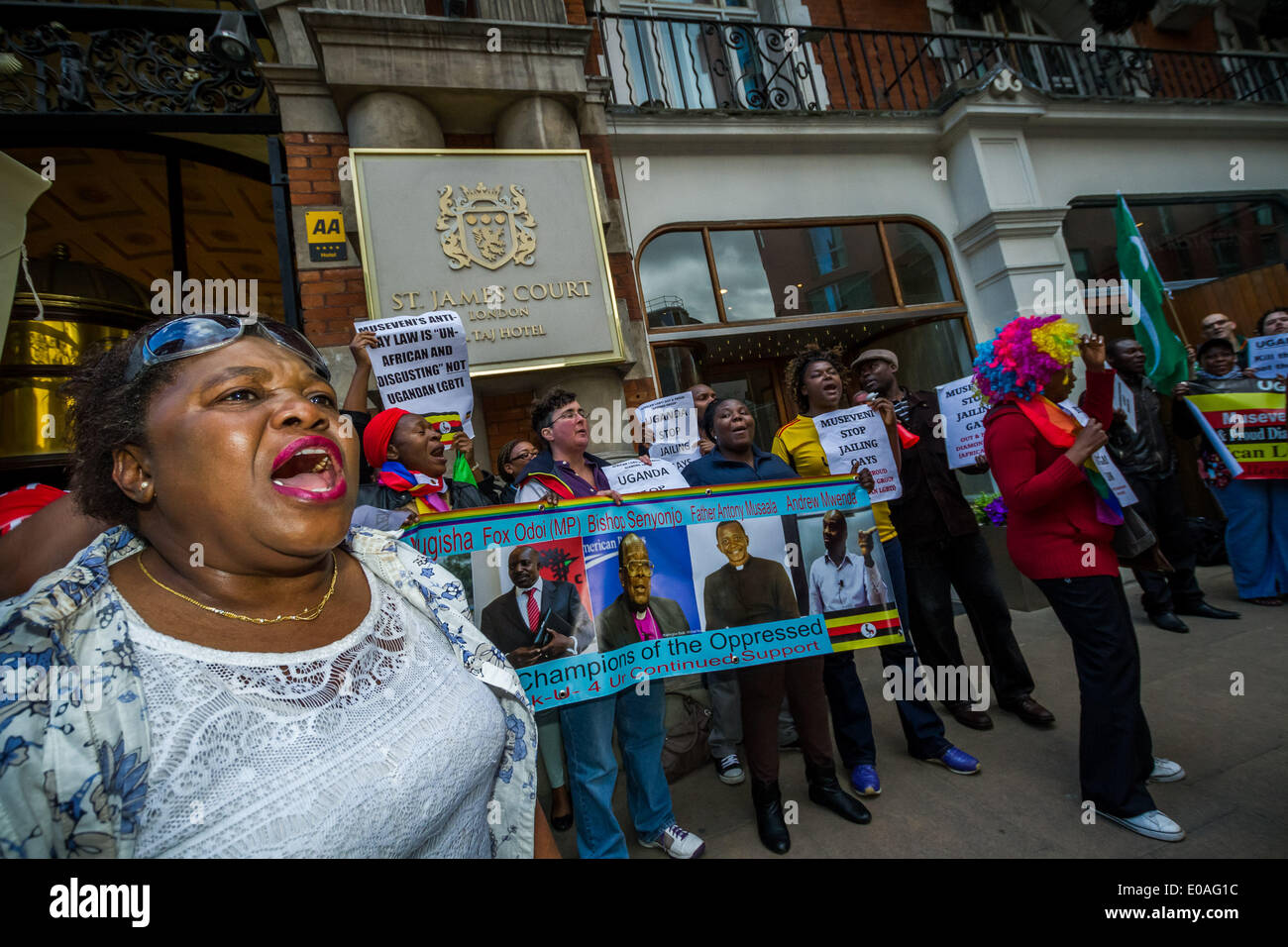 London, UK. 7. Mai 2014. LGBTPeter Tatchell organisiert Protest gegen Präsident Museveni von Uganda Credit: Guy Corbishley/Alamy Live-Nachrichten Stockfoto