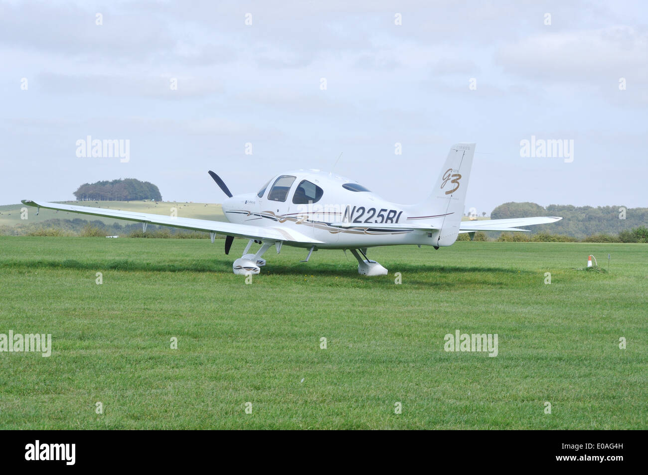 Amerikanische registriert N225RI, eine Cirrus SR22, Compton Abbas Airfield, Dorset. Stockfoto