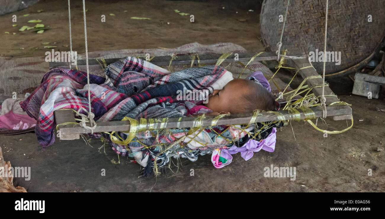 Baby schläft in der Wiege im Dorf, Mrauk-U, Rakhine State in Myanmar Stockfoto