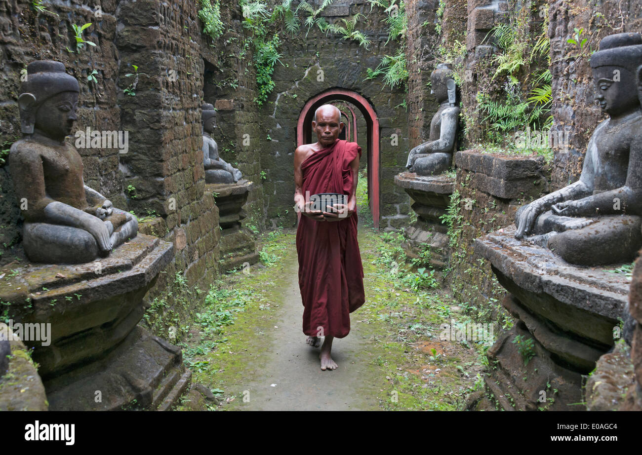 Mönch in Kothaung Tempel (Schrein von 90.000 Bildern), Mrauk U, Rakhine State in Myanmar Stockfoto