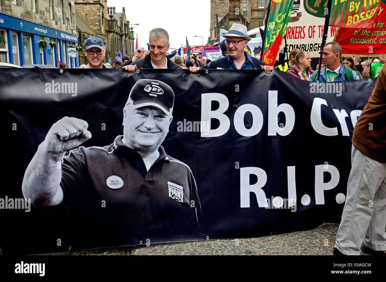 Mitglieder der RMT Union besuchen die Maikundgebung in Edinburgh mit einem Banner Darstellung der späten Bob Crow. Stockfoto