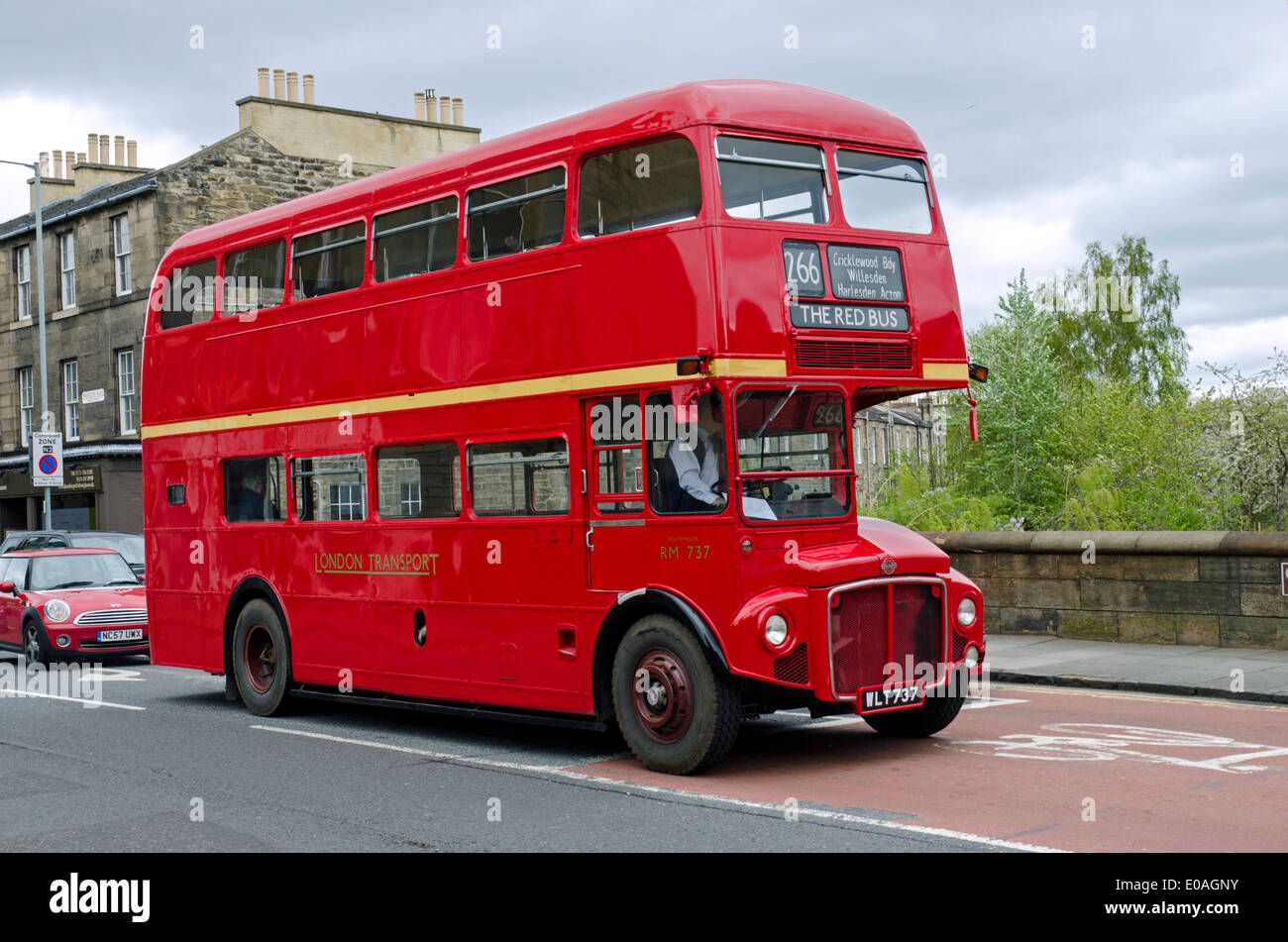 Einem roten Londoner Routemaster Bus in der unwahrscheinlichen Einstellung des Canonmills im Zentrum von Edinburgh, Scotland, UK. Stockfoto