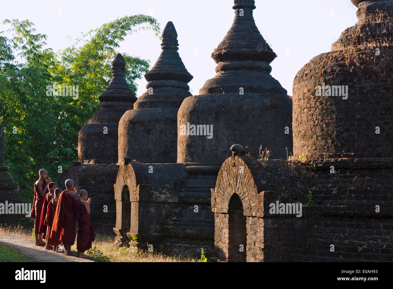 Mönche in Andaw-Thein Tempel, Mrauk-U, Rakhine State in Myanmar Stockfoto