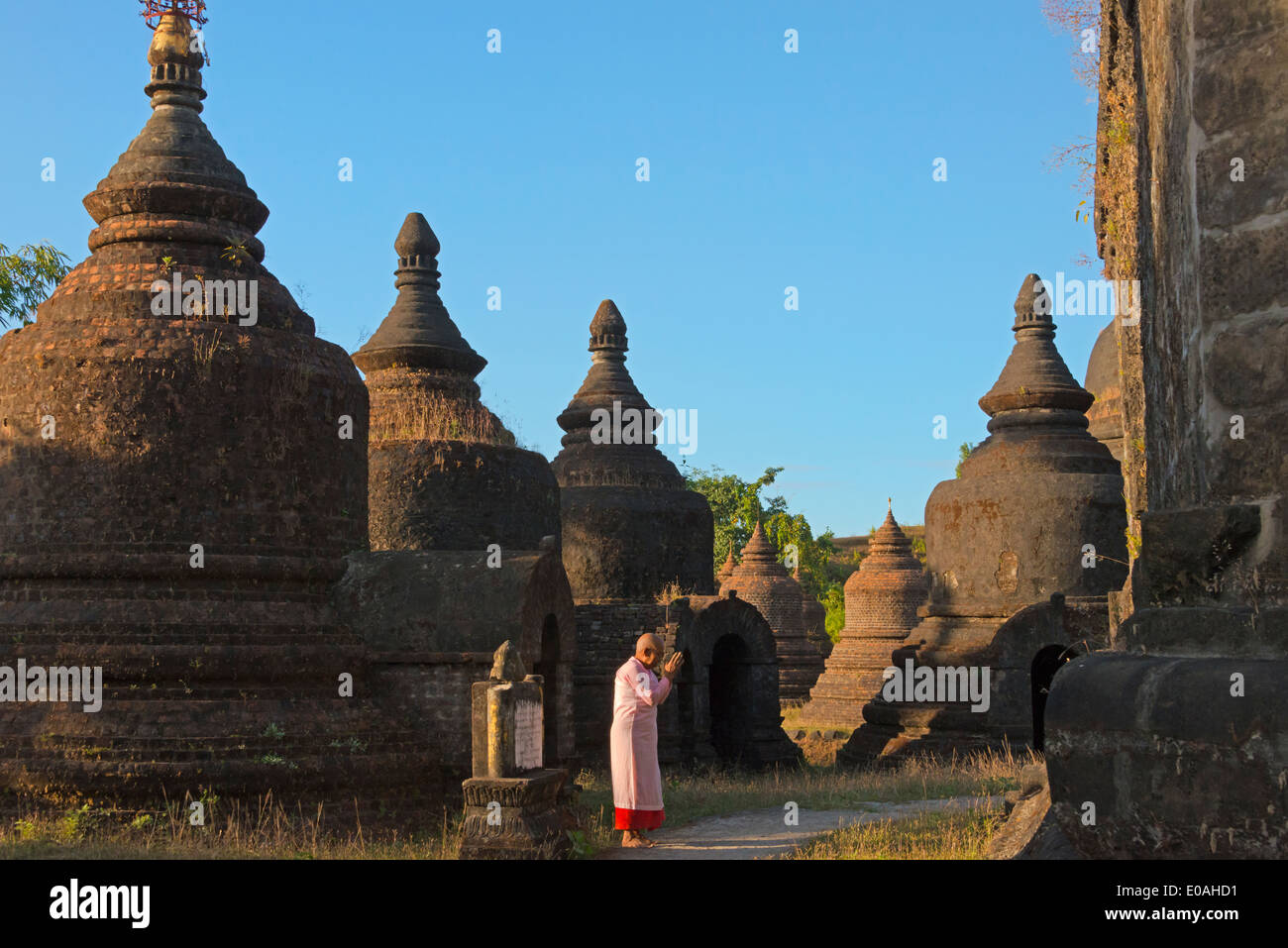 Nonne beten am Andaw-Thein Tempel, Mrauk U, Rakhine State in Myanmar Stockfoto