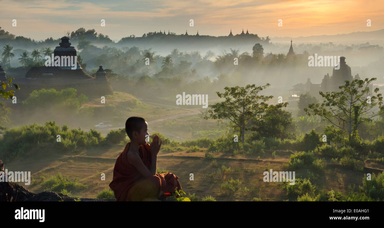 Mönch beobachten antiken Tempeln und Pagoden in den Dschungel bei Sonnenuntergang, Mrauk-U, Rakhine State in Myanmar Stockfoto