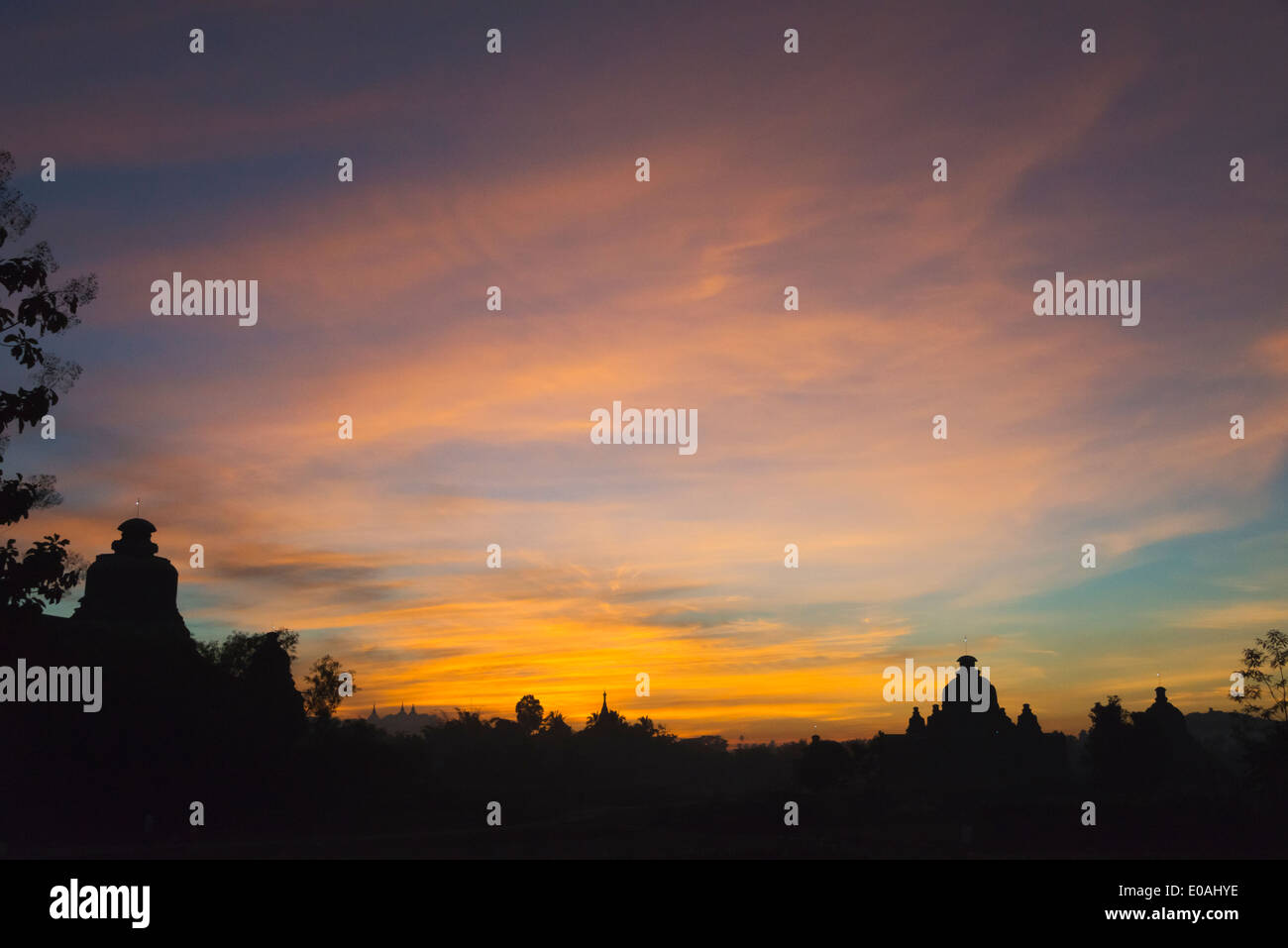 Antike Tempel und Pagode bei Sonnenuntergang, Mrauk-U, Rakhine State in Myanmar Stockfoto