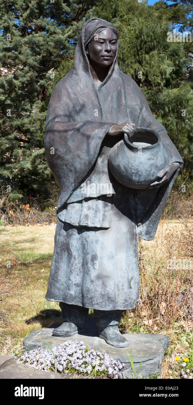 Waterbearers Skulptur von Glenna Goodacre (Teil).  Bronze Frau mit Wasserkrug, New Mexico State Capitol Gründen Stockfoto