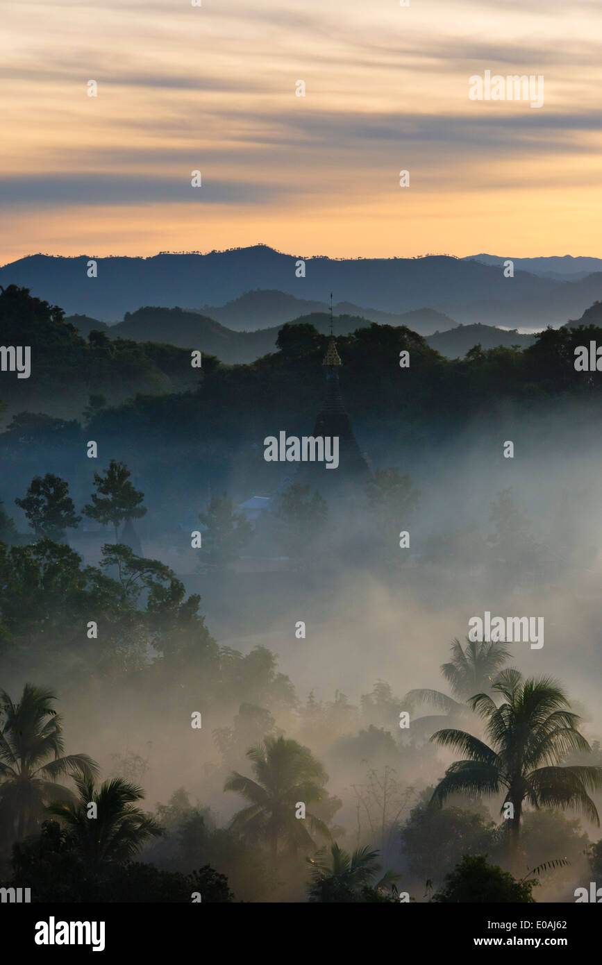 Antike Tempel und Pagoden in den Dschungel im morgendlichen Nebel bei Sonnenaufgang, Mrauk-U, Rakhine State in Myanmar Stockfoto