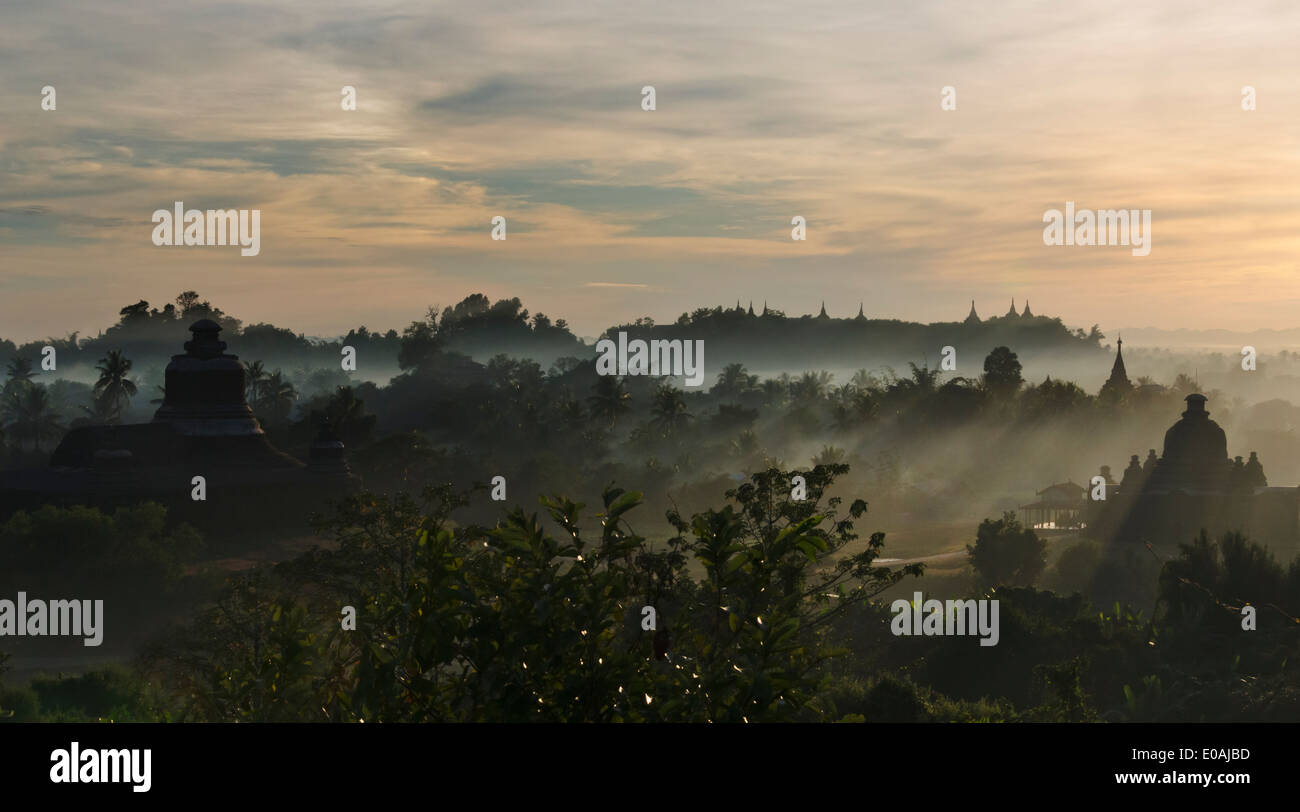 Antike Tempel und Pagoden in den Dschungel bei Sonnenuntergang, Mrauk-U, Rakhine State in Myanmar Stockfoto